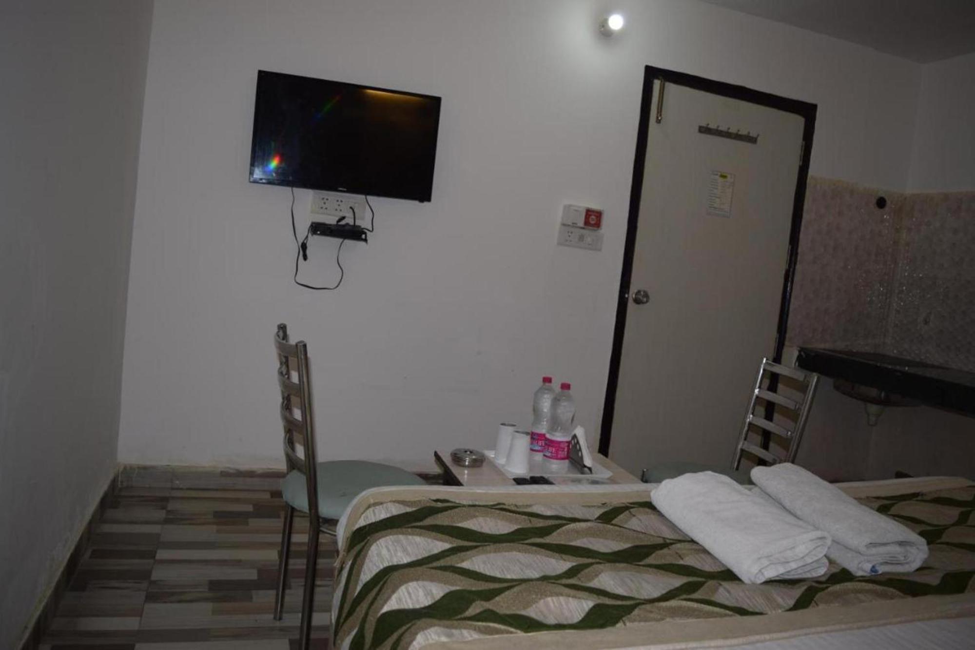 Hotel Clink New Delhi Airport Exterior photo