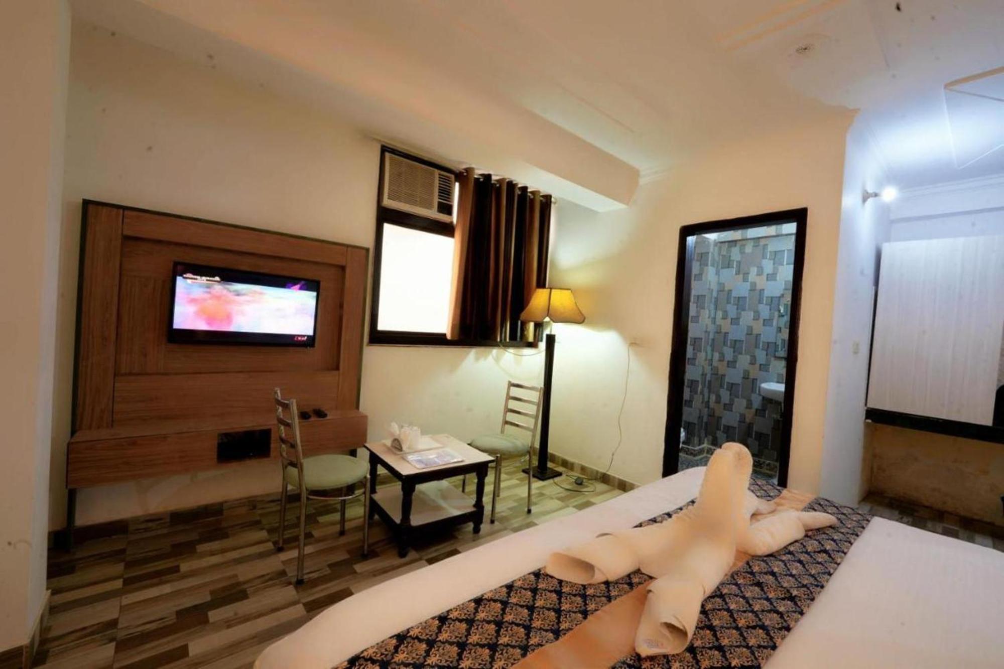 Hotel Clink New Delhi Airport Exterior photo
