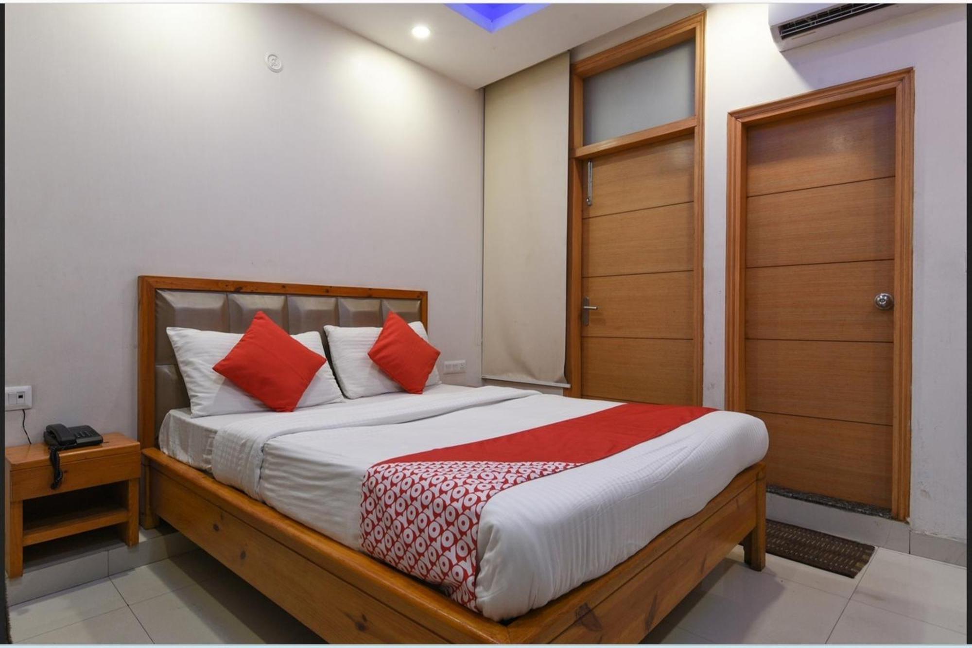 Hotel Clink New Delhi Airport Exterior photo