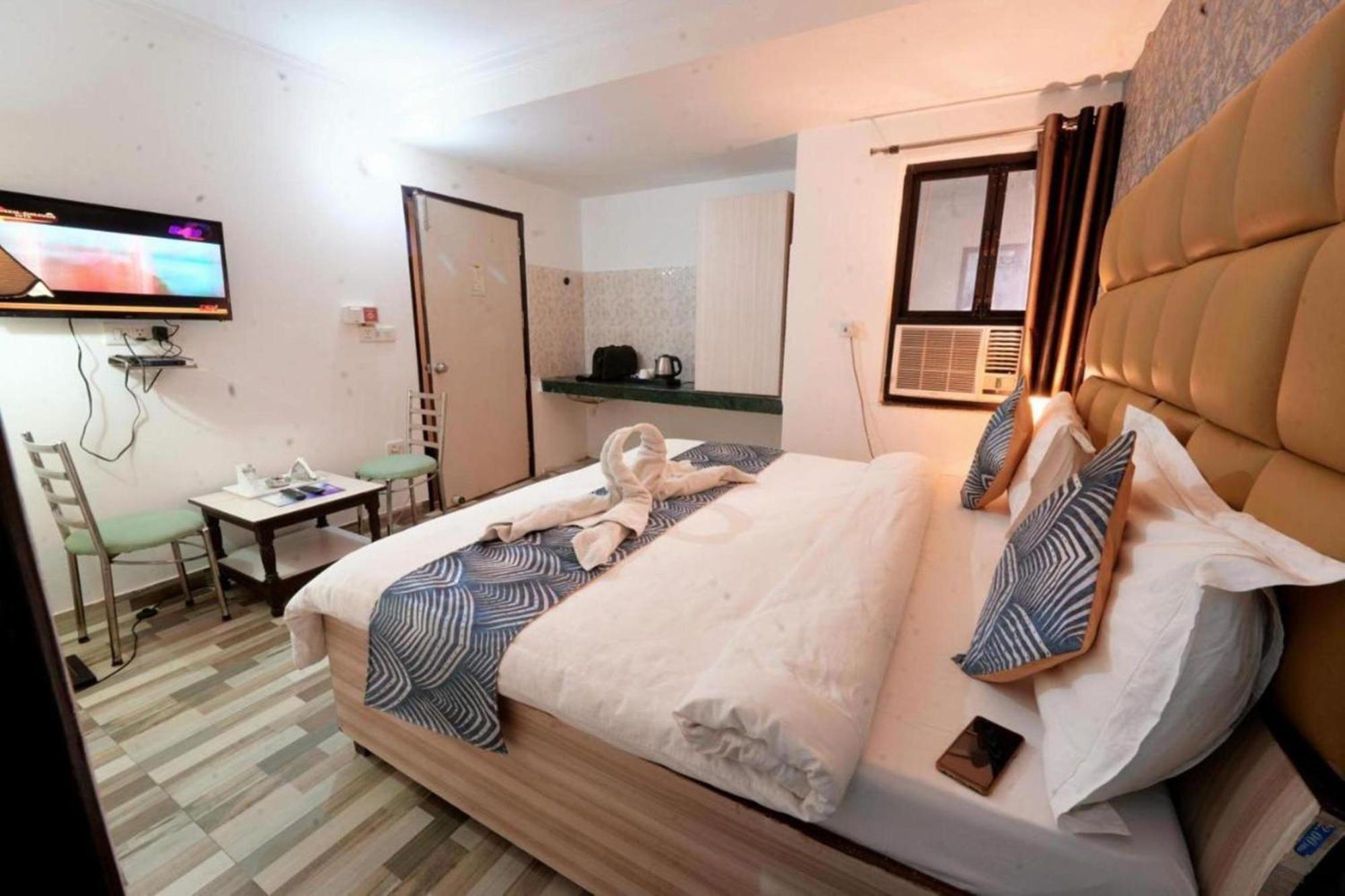 Hotel Clink New Delhi Airport Exterior photo